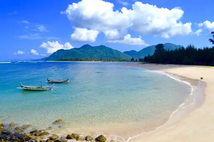Lhoknga Beach, a Beautiful Beach with Various Fun Activities in Aceh