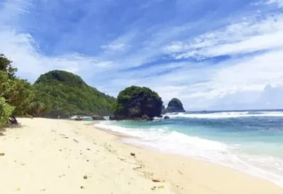 Watu Leter Beach, White Sand Beach with Stunning Natural Beauty in Malang