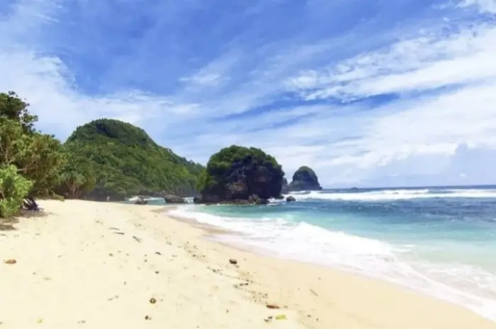Watu Leter Beach, White Sand Beach with Stunning Natural Beauty in Malang